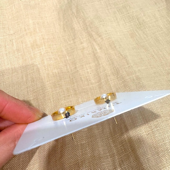 TUMBIKO NWT Gold Circle Ring Faux Pearl Earrings - Picture 8 of 8